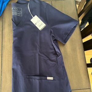 FIGS NWT : Casma™ Three-Pocket Scrub Top NAVY BLUE MEDIUM